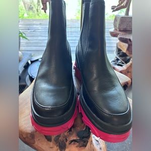 sorel chic minimalist boot